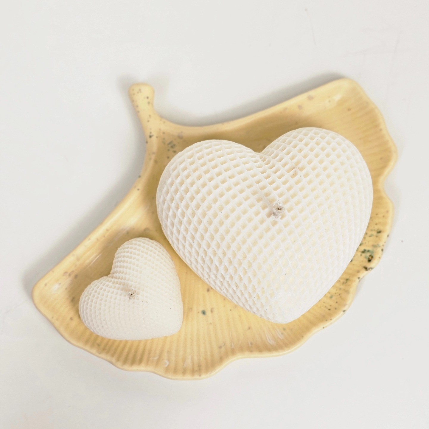 Świece sojowe w Feng Shui – jak wykorzystać ich energię w domu?